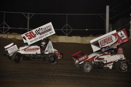 Paul Nienhiser (9) battles with Logan Seavey (50) at the “Tom Knowles Memorial” Saturday at Spoon River Speedway near Canton, Illinois (Mark Funderburk Racing Photo)