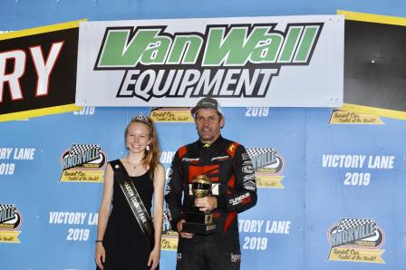 Kerry Madsen won a half beef during the Marion County Fair in Knoxville Saturday (Ken's Racing Pix) (Video Highlight from Knoxville Raceway)