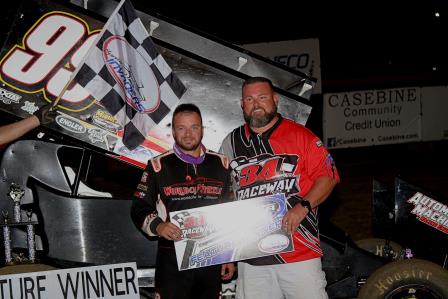Josh Schneiderman dominated the Sprint Invaders feature at 34 Raceway Saturday (MF Photography)