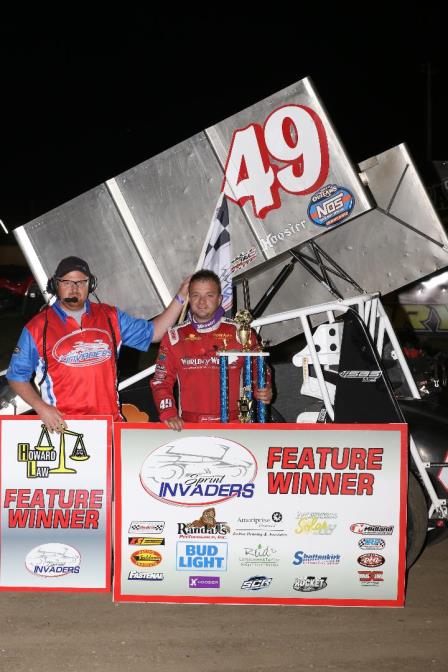 Josh Schneiderman won the Sprint Invaders feature Friday in Donnellson (Barry Johnson Photo)