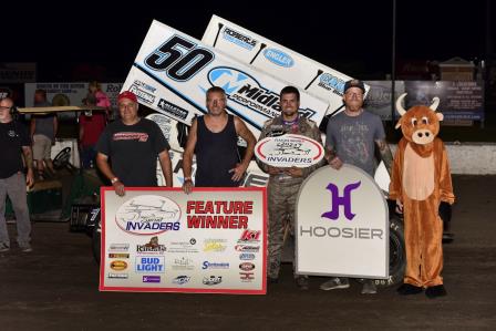 Paul Nienhiser swept the night with the Sprint Invaders in Vinton (Mark Funderburk Photo)