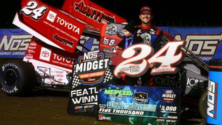 After 38 races without a single visit to victory lane, Logan Seavey returned to the USAC NOS Energy Drink Midget National Championship top step in a most thrilling fashion during Saturday night’s inaugural Chase Johnson Classic at California’s Merced Speedway. (Rich Forman Photo) (Video Highlights from FloRacing.com)