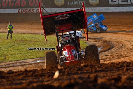 Wayne kicks up the clay at Lucas Oil Speedway (John Lee – High-Fly’N Photos)