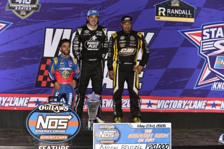 Aaron Reutzel won the $20,000 Stars & Stripes Salute Saturday at Knoxville (Mark Funderburk Photo) (Video Highlights from DirtVision.com)